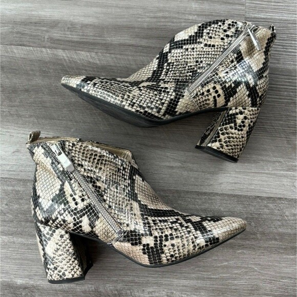 Marc Fisher Booties Size 7 Zip Faux Snake Print Gray Boots - Picture 1 of 9